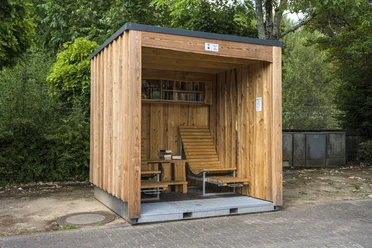Bücherkorb an der Tourist-Information Bad Berleburg Lesekorb