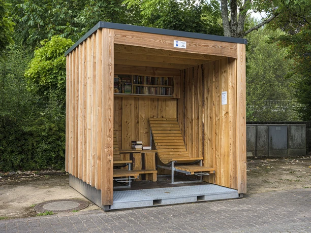 Bücherkorb an der Tourist-Information Bad Berleburg Lesekorb