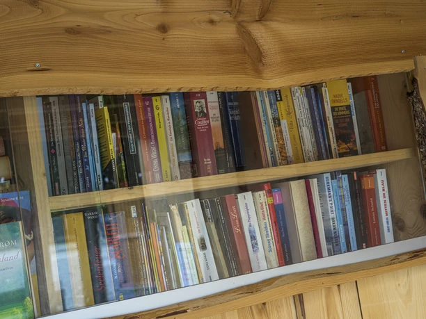 Bücherkorb an der Tourist-Information Bad Berleburg Lesekorb