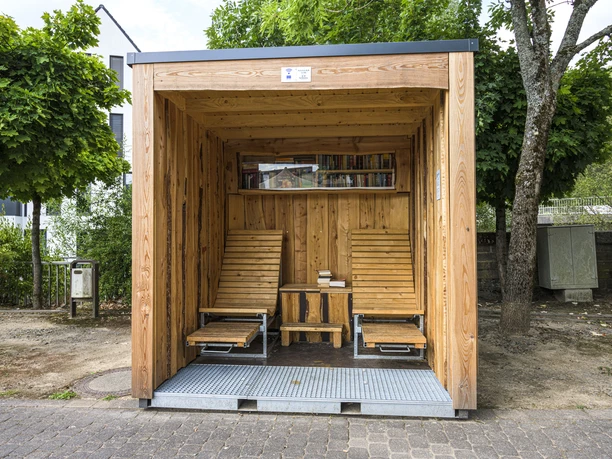 Bücherkorb an der Tourist-Information Bad Berleburg Lesekorb