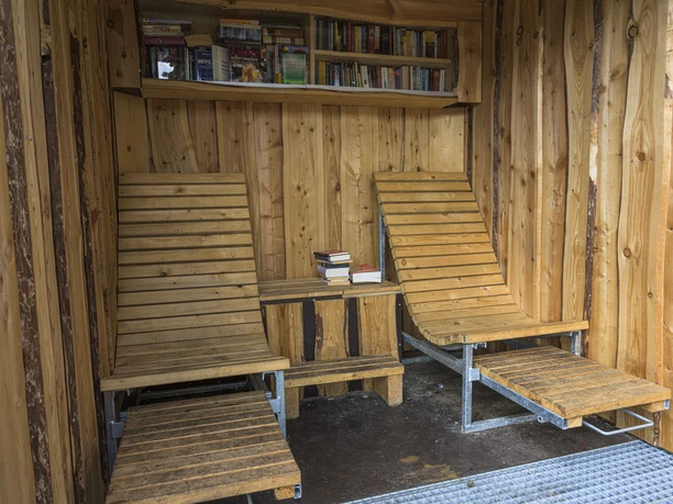 Bücherkorb an der Tourist-Information Bad Berleburg Lesekorb