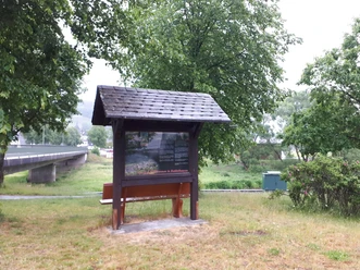 Die Waldrast in Beddelhausen an der Schautafel