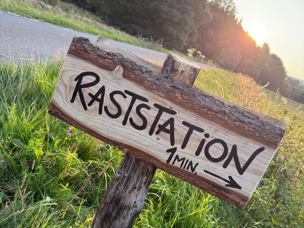 Richtungspfeil Raststation "Atempause bei Grawasch"