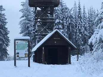 Turm der Ziegenhelle mit Infotafel und Unterstand im Winter