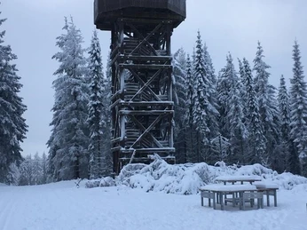 Turm der Ziegenhelle mit Sitzgruppe im Winter