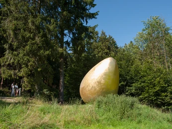 Skulptur "Was war zuerst?" Was war zuerst?
