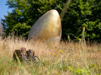 Goldenes Ei mit Wanderschuhen
