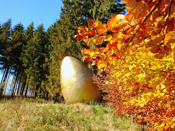 Goldenes Ei mit Herbstlaub