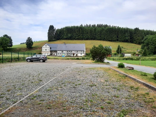 Ausreichend Parkplätze findest Du am Westerbach