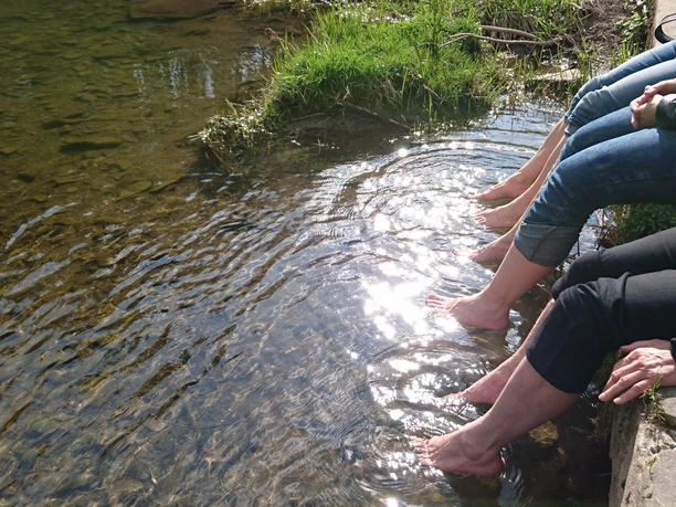 Kühles Fussbad beim "Reisegarten" an der Eder
