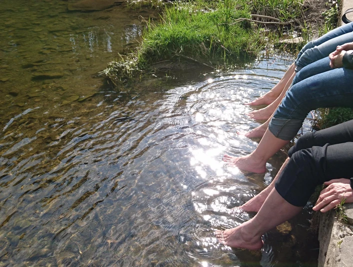 Kühles Fussbad beim "Reisegarten" an der Eder