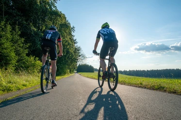 Radfahrer im Gegenlicht