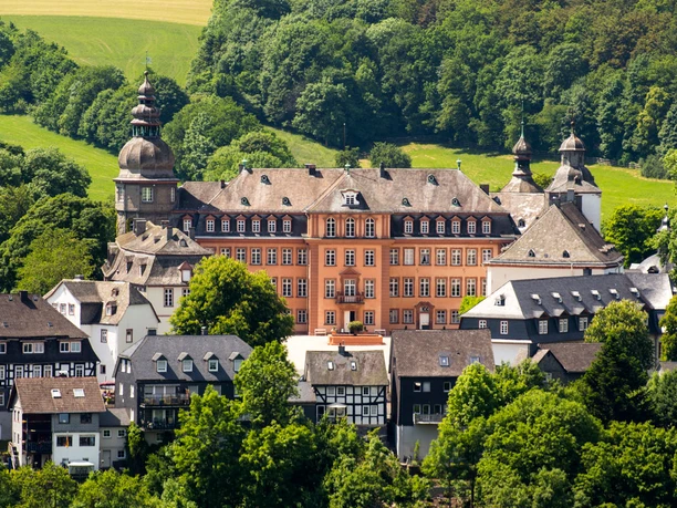 Das Schloss Berleburg thront über der Stadt.