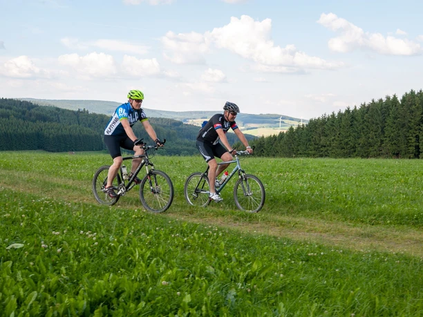 Radfahrer auf Feldweg Radfahrer auf Feldweg