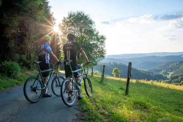 Radfahrer genießen Aussicht