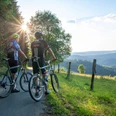 Radfahrer genießen Aussicht