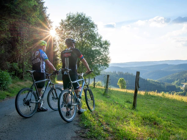 Radfahrer genießen Aussicht