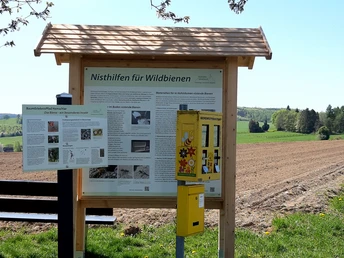 Insektenhotel und Infotafel am Baumerlebnispfad in Hemschlar