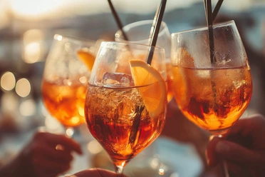 longdrink-glas-anstossen.jpeg