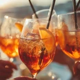 longdrink-glas-anstossen.jpeg