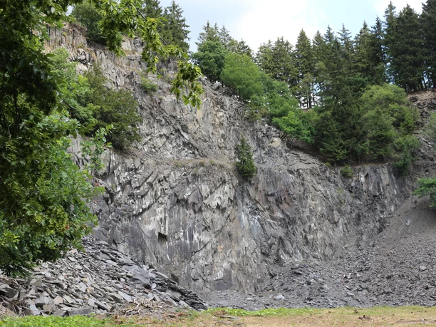 Schieferpfad, Schieferhang