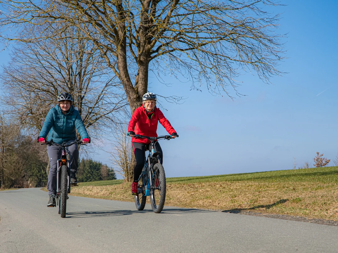 Die Holzmacherin; Radfahren
