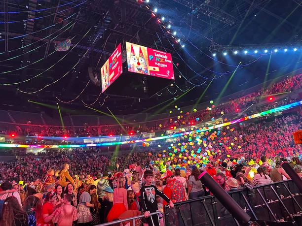 Lachende PÄNZarena Colorful carnival hustle and bustle with balloons in the full LANXESS arena.