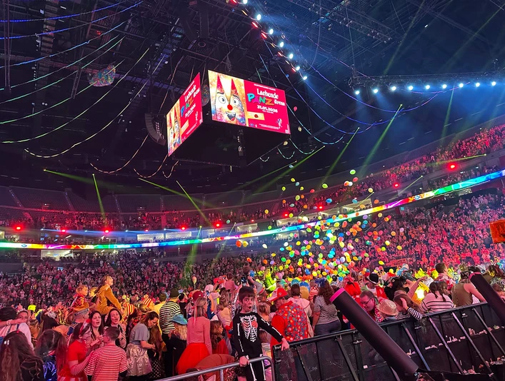 Lachende PÄNZarena Buntes Karnevalstreiben mit Luftballons in voller LANXESS arena.Colorful carnival hustle and bustle with balloons in the full LANXESS arena.