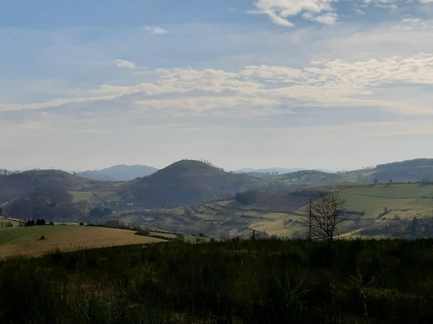 Blick vom Harfeld bei Richstein auf Hohenstift (Mitte) und Umgebung