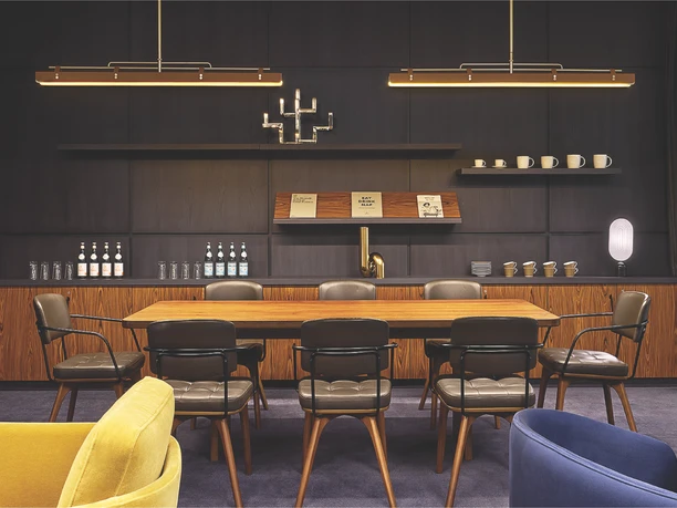 Marriott Sheraton Frankfurt Airport Hotels - Studio Studio mit Esstisch, gemütlichen Sitzplätzen und einem schlichten Sideboard.