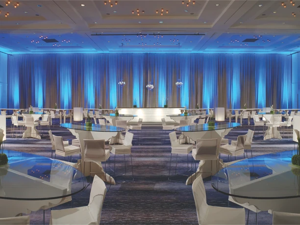 Marriott Sheraton Frankfurt Airport Hotels - Congress Center Großer Veranstaltungsraum mit stimmungsvoller Beleuchtung und Bankettbestuhlung.