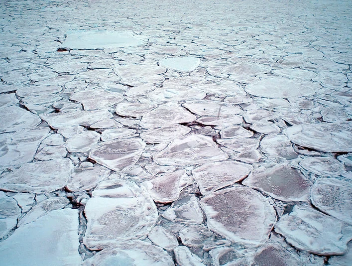 eisfeld_gruen Gefrorene Eisschollen bilden ein faszinierendes mosaikartiges Muster.Frozen ice floes form a fascinating mosaic-like pattern.