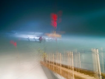 gangway Ein verschwommenes Bild zeigt eine Gangway in einem nächtlich beleuchteten, abstrakten Szenario.A blurred image shows a gangway in an abstract scenario illuminated at night.