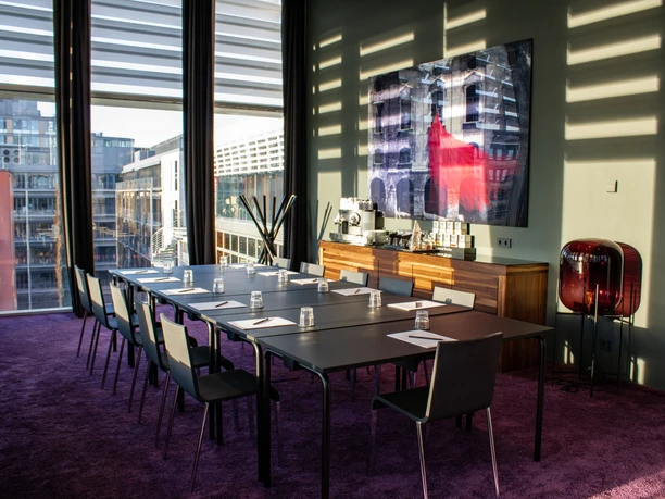 Roomers Frankfurt Central, Autograph Collection - Meeting room Meeting room with purple carpet and window front.