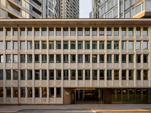 Kimpton Main Frankfurt - Fassade Moderne Fassade mit symmetrischer Rasterstruktur.