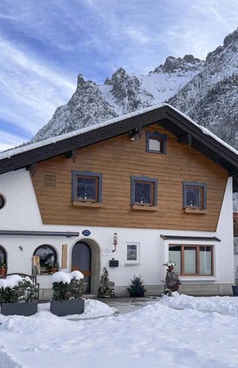 Winterbild Hausansicht
