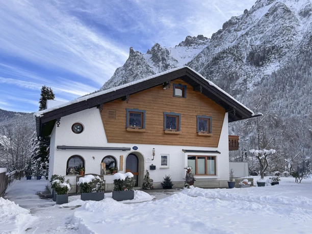 Winterbild Hausansicht