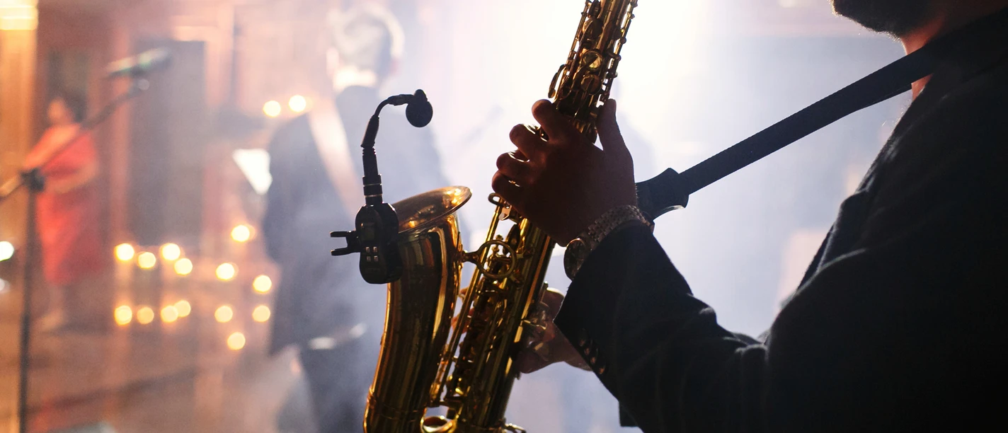 man-spielt-auf-einem-saxophon.jpg