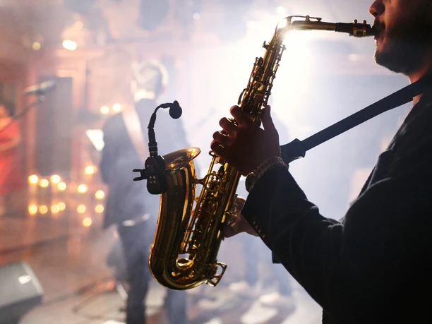 man-spielt-auf-einem-saxophon.jpg