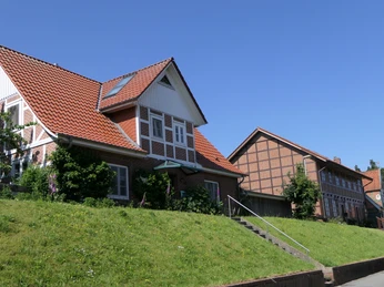 Historische Gebäude auf dem Deich