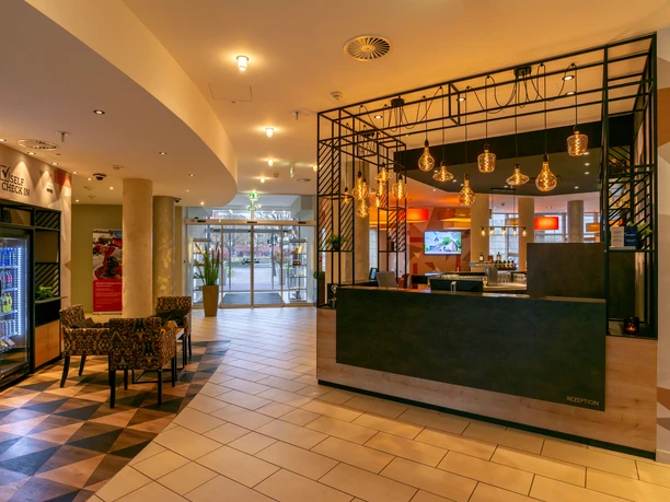 Best Western Premier IB Hotel Friedberger Warte - Reception area Reception area with eye-catching hanging lamps and self-check-in.