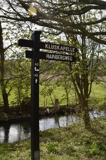 Wanderwegweiser an der Kluskapelle | Büren-Ahden