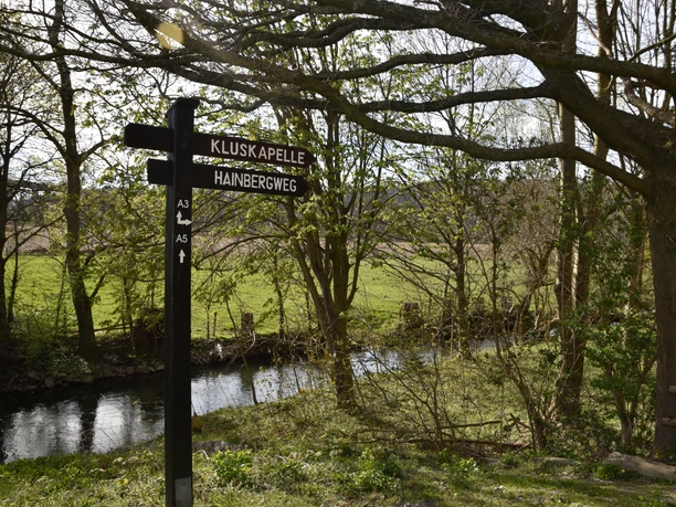 Wanderwegweiser an der Kluskapelle | Büren-Ahden Wanderwegweiser an der Kluskapelle | Büren-Ahden