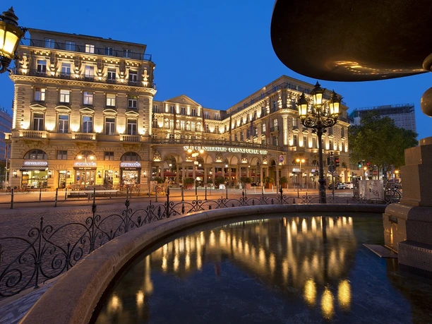 Steigenberger Frankfurter Hof - Aussenansicht Hotel in einem stimmungsvoll beleuchteten historischen Gebäude bei Nacht.