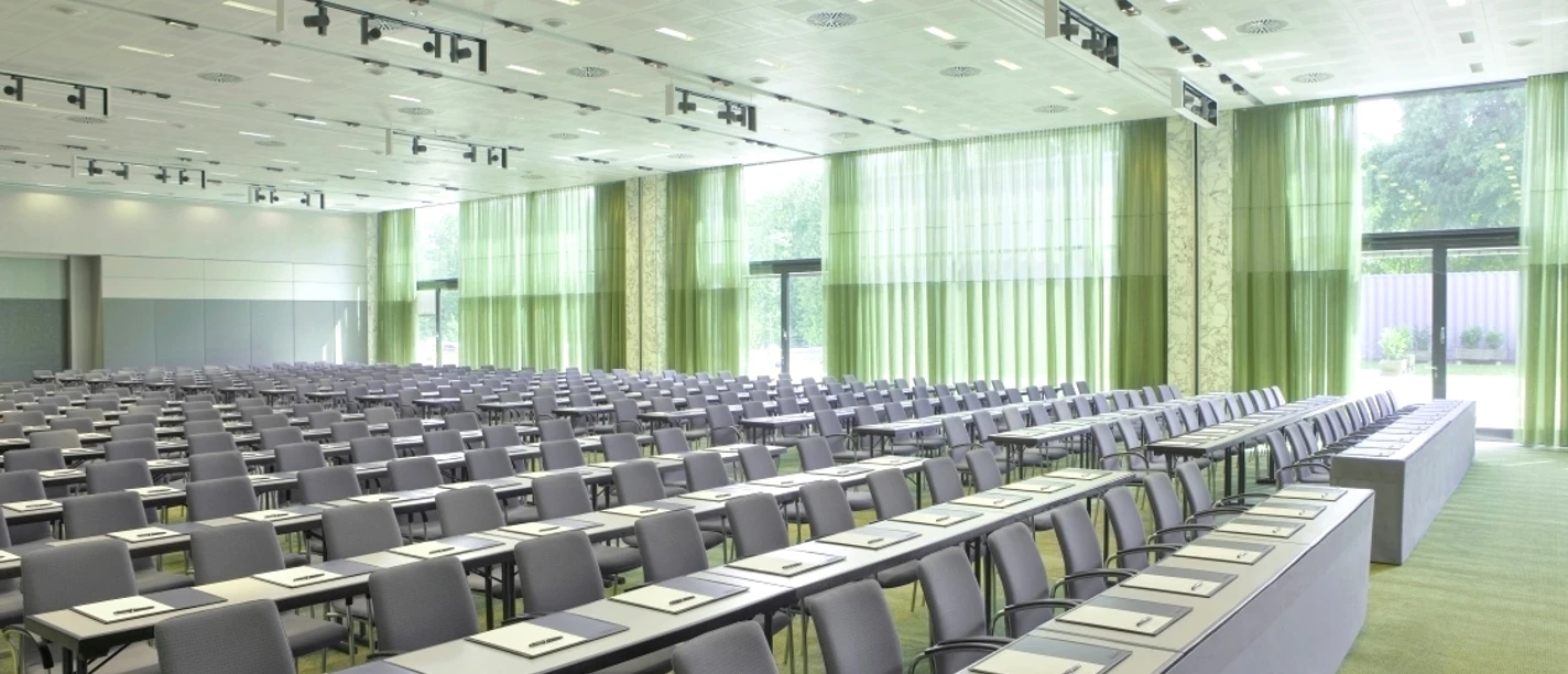 Steigenberger Airporthotel Frankfurt - Conference room Conference room with green carpet, parliamentary seating and floor-to-ceiling windows.