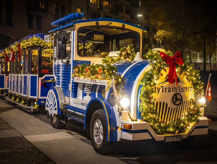 Christmas Train Lucerne Gemütliche Weihnachtsfahrt durch Luzerns funkelnde LichterweltCozy Christmas cruise through Lucerne's sparkling world of lightsVoyage de Noël agréable à travers le monde scintillant des lumières de Lucerne