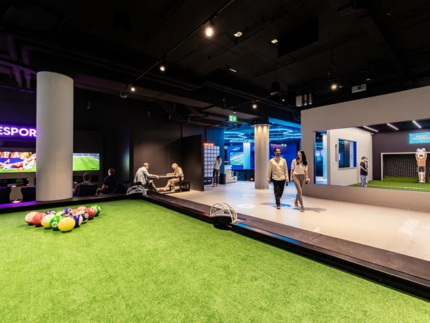 SOCCERBEAT - Mehrere interaktive Spielstationen Mehrere Spielstationen, an denen Besucher verschiedene Herausforderungen ausprobieren können.“