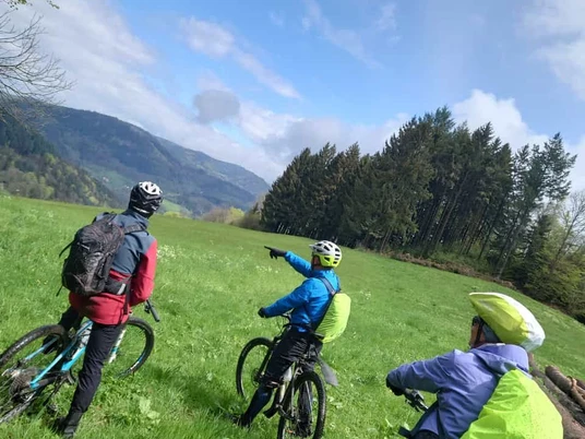 Mountainbiker auf Wiese