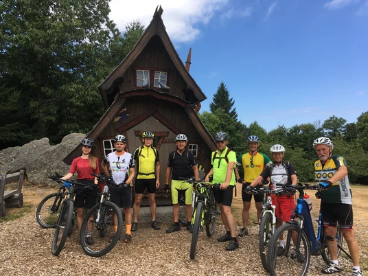 Mountainbiker vom Schwarzwaldverein Achern beim Gruppenfoto vor dem Hexenhaus