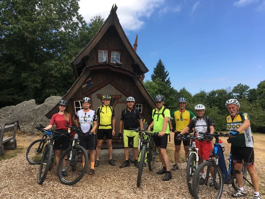 Mountainbiker Gruppenbild vorm Hexenhaus